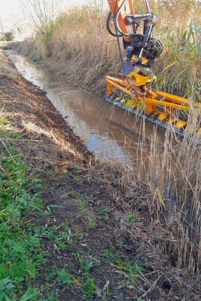 Grondwerken-Van-Bogaert-maaien van grachten 2