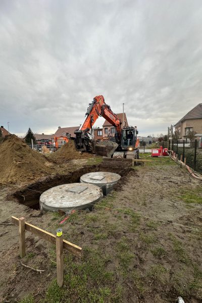 Grondwerken-Van-Bogaert-plaatsen van septische en regenput